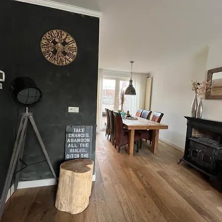 Apartmán Ruim Vakantiehuis Aan De Kust 7 *
